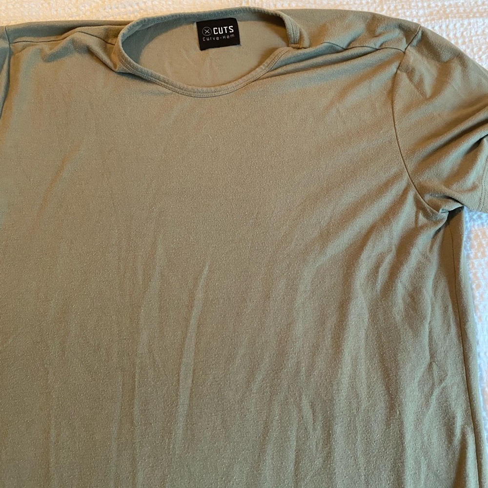 Cuts Curved Hem Shirt - Green
